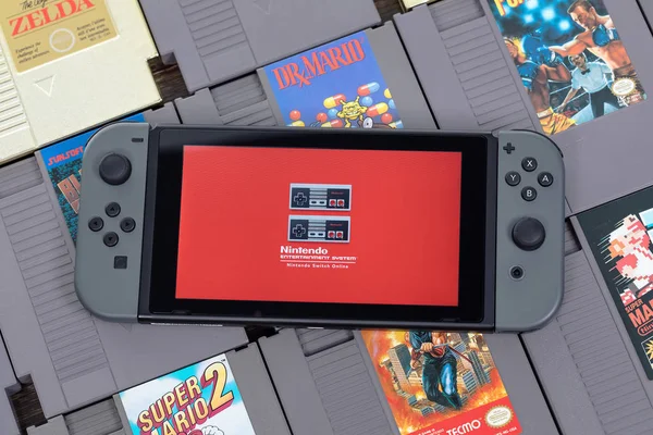 Preparándose para jugar algunos juegos de NES en el Nintendo Switch — Foto de Stock