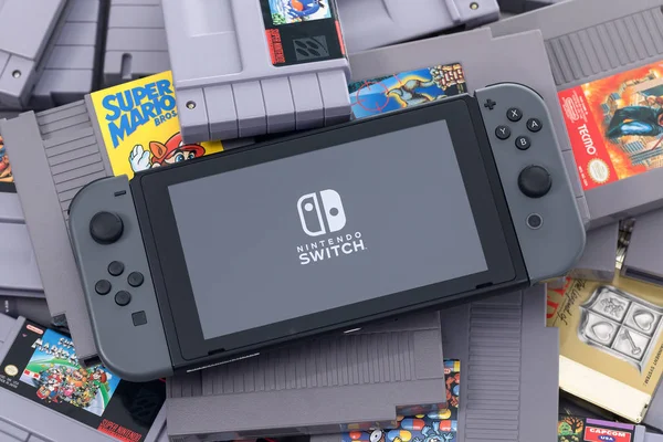 Spela NES och SNES spel på Nintendo switch Stockbild