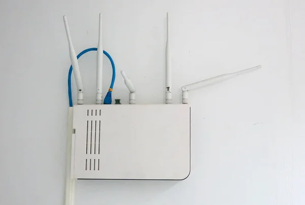 Router Wifi Blanco Pared —  Fotos de Stock