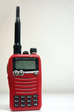 beyaz zemin üzerine kırmızı walkie talkie radyo