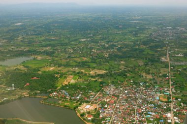 Uçaktan arıyorum güzel üstten görünüm. taze yeşil alan, gölet ve evlerin bir grup ile duygu. Yağmurdan sonra yeşil sezonu çekim