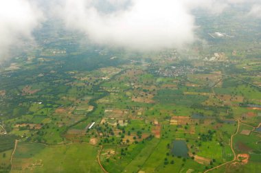 güzel manzara yeşil alan ve bulutlar ile kendini uçaktan arıyorum.