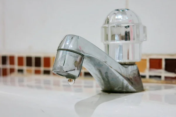 banyo lavabo musluk su damla