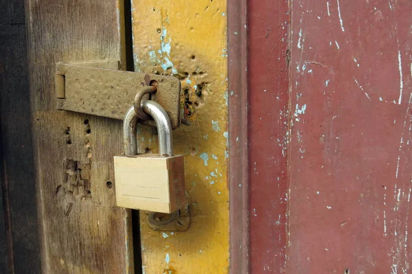 eski ahşap kapı üzerinde bir asma kilit