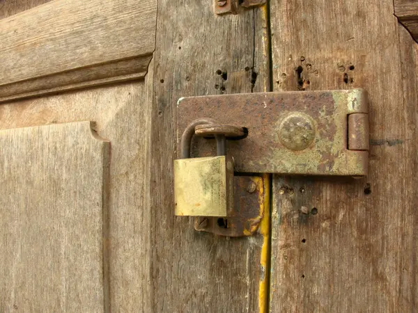 eski ahşap duvar üzerinde altın asma kilit