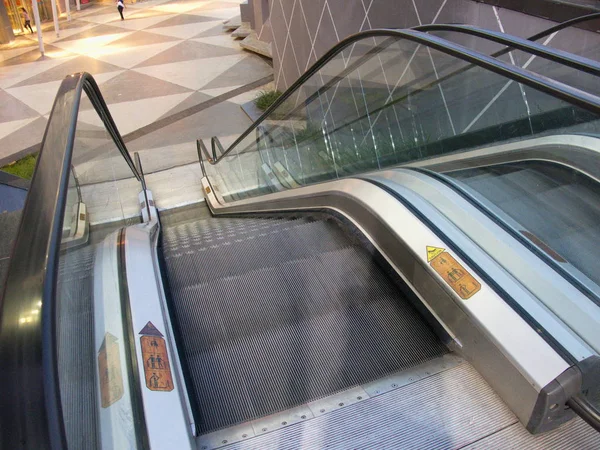 tarafından yürüyen merdiven iniyor