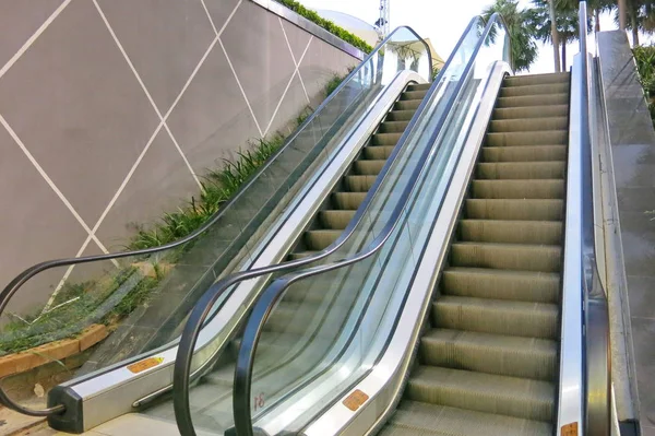 bir mağaza açık, iki yürüyen merdiven