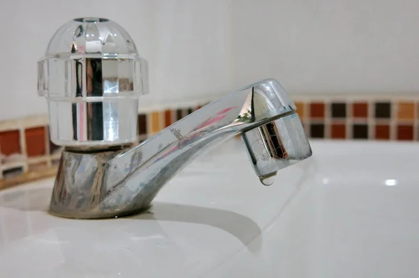 Musluktan su damlaları