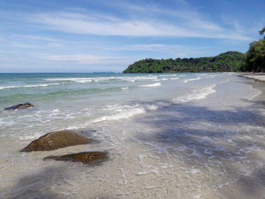 güzel bir plaj ve deniz bazı kayalar, küçük ada ve parlak gökyüzü Koh Kood, Trat Eyaleti, Tayland