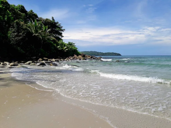 Bela Praia Mar Com Céu Azul Brilhante — Fotografia de Stock