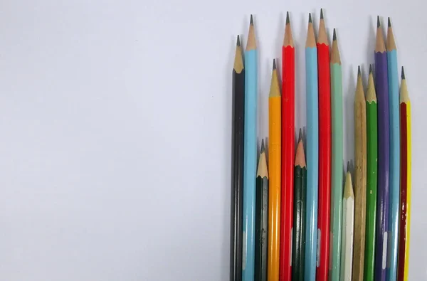 Beyaz arka plan üzerinde renkli kalemler