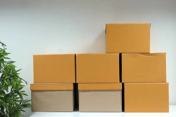 beyaz duvar yedi kahverengi kutular