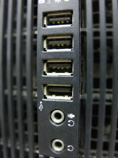 Bilgisayar kasasının üzerindeki USB bağlantı noktasına