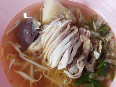 Fotoğraf tavuk ve bazı sebze pembe bir kase erişte yakından