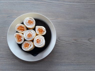 Krep pasta siyah beyaz tabak içinde haddelenmiş