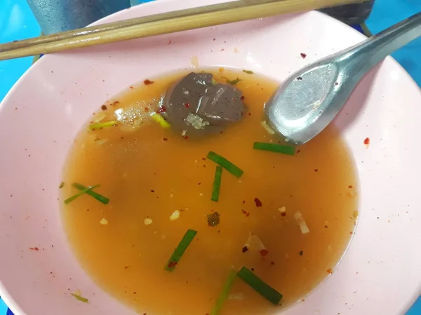 bazı sebze ile pembe bir kapta kalan şehriye çorbası