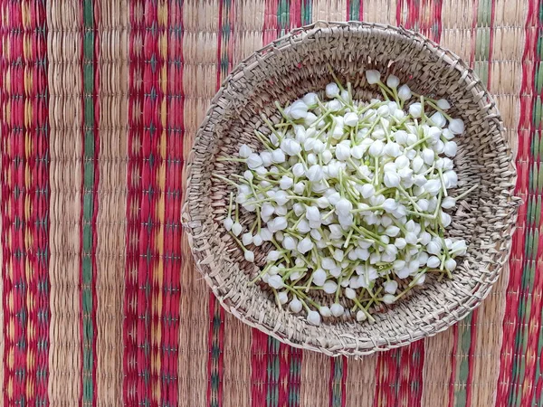 Gardenya cape Yasemin, renkli reed mat, çiçek çelenk yapmak için kullanıma hazır yerleştirerek sepet içinde küçük beyaz çiçekler