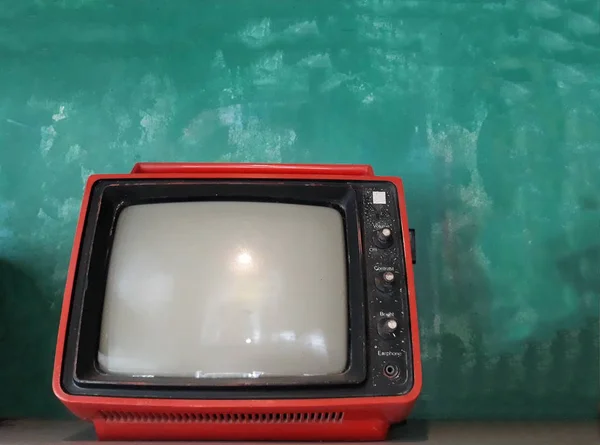 Uma Velha Televisão Vermelha Preta Prateleira Com Parede Verde — Fotografia de Stock