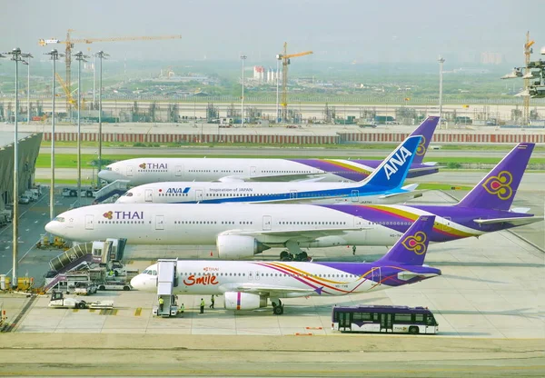 Bangkok, Tayland-Eylül 2018: dört farklı uçak Tay Airways, Ana ve Tay Airways gülümseme Suvarnabhumi Havaalanı'nda farklı boyutta
