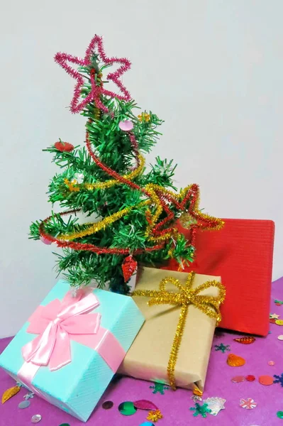 Pequena Árvore Natal Três Caixas Presente Preparando Para Celebração Natal — Fotografia de Stock