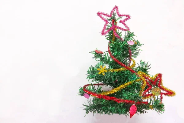 Beyaz arka plan üzerinde küçük bir Noel ağacı