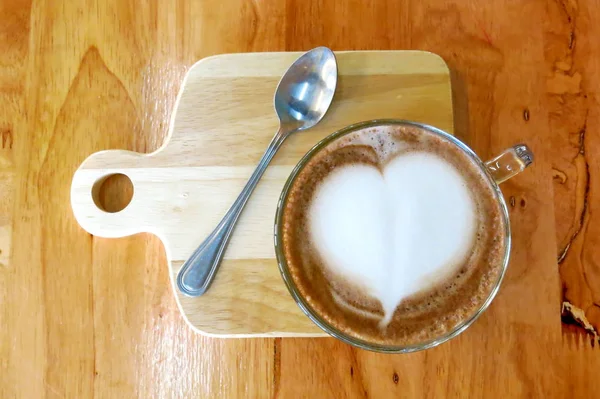 Una Taza Cacao Caliente Con Corazón Blanco Parte Superior Colocando — Foto de Stock