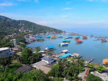 parlak mavi gökyüzü ve denizin ile Körfezi'nin güzel sahne, bazı küçük denizde kıyıya yakın evler