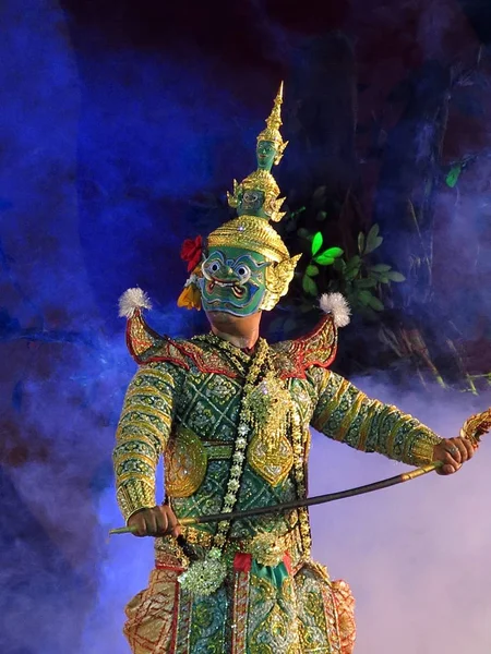 Khon veya geleneksel Tay drama maskeli. Bu onun dans erkeklik yarışmacıların birleştiren tüm Tay performans sanatları en rafine edilir.