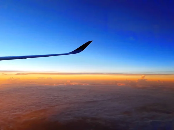 Sabahın erken saatlerinde güzel mavi gökyüzü üzerinde bir uçak kanadı