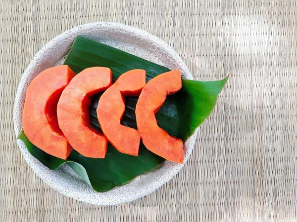 bir tabak muz yaprağı, taze, tatlı ve iyi sağlık için üzerinde dört adet Papaya