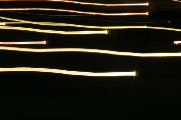 koyu arka plan üzerinde ışık satırlarının bir soyut fotoğraf       