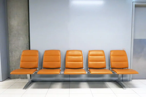 Row Five Empty Seats Orange Color Airport Wall Grey Color — Stock Photo, Image