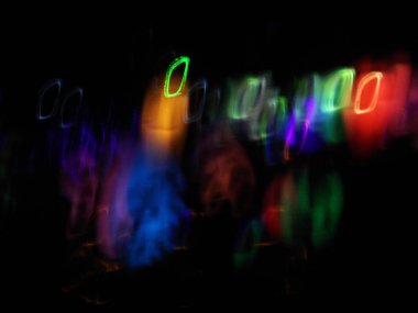 karanlık arka planda renkli ışık soyut fotoğraf