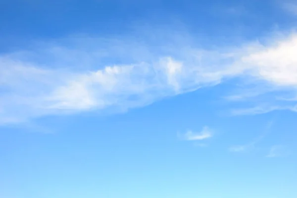 bazı beyaz bulut ile parlak mavi gökyüzü arka plan    