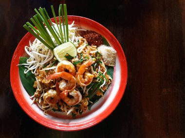 Pad Tay, fasulye filizi, fıstık, karides ve yumurta gibi çeşitli ek malzemelerle bir tavada kızarmış pirinç şehriye. Tayland'da ünlü gıda yaygın bir sokak gıda olarak sunulan ve restoranlarda