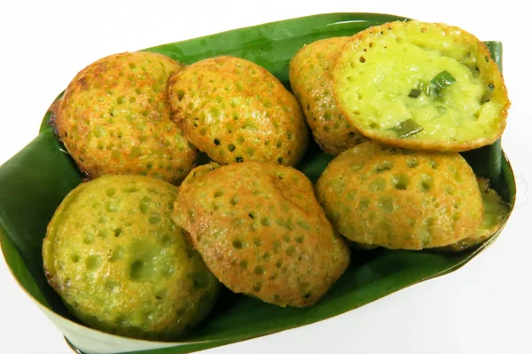 Kanom Krok, bir temel olarak zemin yasemin pirinç ve hindistan cevizi sütü yapılan tatlı bir Tay tatlı tarifi, özellikle Kanom için yapılmış bir dökme demir tava içine dökülür Krok.It muz yaprak konteyner içinde.