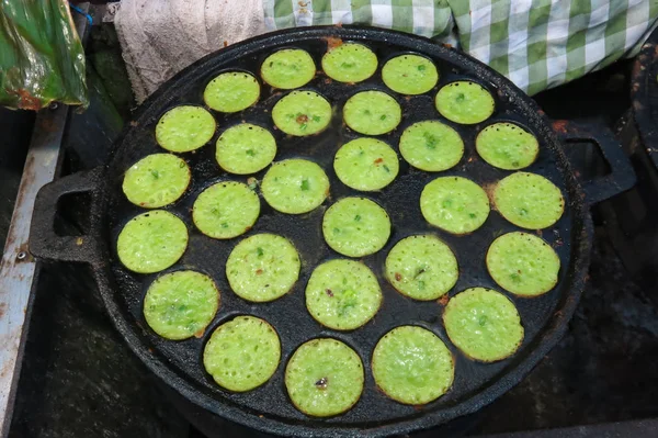 Kanom Krok, bir temel olarak zemin yasemin pirinç ve hindistan cevizi sütü yapılan tatlı bir Tay tatlı tarifi, özellikle Kanom Krok.Its yeşil renk için yapılan dökme demir tava içine dökülür pandan yapraklarından
