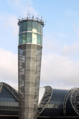 Bangkok / Tayland-Nisan 2019: Gündüz vakti Suvarnabhumi Havaalanı 'ndaki önlük kontrol kulesi. Doğu 'nun bir havaalanı trafik kontrol kulesi.    