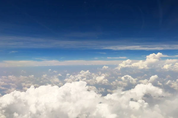 Güzel mavi gökyüzü arkaplanı beyaz bulutlu     