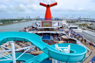 Miami, Florida - 29 Mart 2014: Yolcu uçakta açık üst Carnival Liberty yolcu gemisinde Miami, ön planda kaydırağı ile güverte.