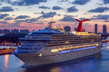 Miami, Florida - 04 Nisan 2014: Carnival Zafer Cruise Ship güneş doğarken Miami Limanı yelken.