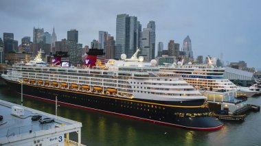 New York - 22 Ekim 2016: Disney Magic Cruise Ship Manhattan Cruise Terminal demirledi