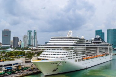 Miami, Florida - 29 Mart 2014: Msc Divina Cruise Ship Miami, Florida'da demirledi.