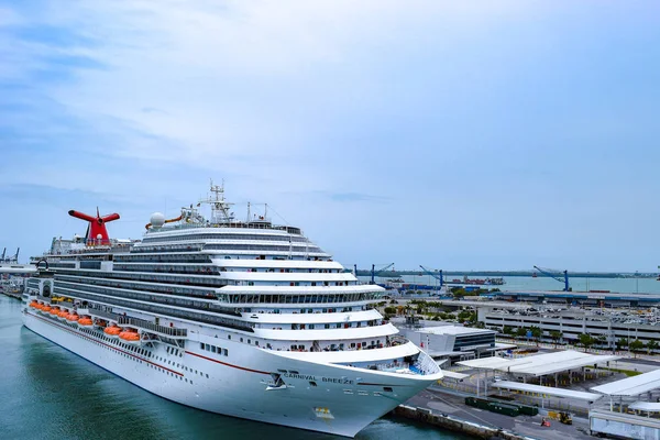 Miami, Florida - 29 Mart 2014: Carnival Breeze Cruise Ship Miami Limanı demirledi.