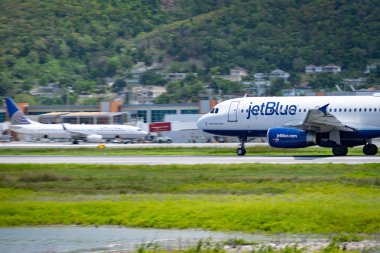Montego Bay, Jamaika - 11 Nisan 2015: Jetblue uçak pistte Sangster Uluslararası Havaalanı (Mbj) Montego Bay, Jamaika.