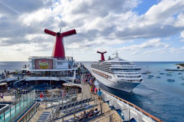Grand Turk, Turks ve Caicos Adaları - 03 Nisan 2014: Carnival Zafer Cruise Ship Turks ve Caicos Adaları Grand Turk Cruise Terminal kalkar gibi onboard Carnival Liberty görüntülemek.
