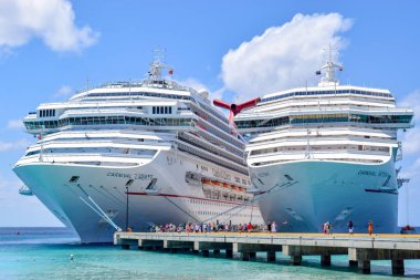 Grand Turk, Turks ve Caicos Adaları - 03 Nisan 2014: Carnival Liberty ve Carnival Zafer Cruise Ships demirleyen Grand Turk Cruise Terminal.