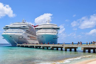 Grand Turk, Turks ve Caicos Adaları - 03 Nisan 2014: Carnival Liberty ve Carnival Zafer Cruise Ships demirledi yan yana Grand Turk Cruise Terminal.