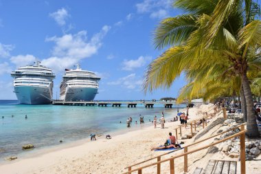 Grand Turk, Turks ve Caicos Adaları - 03 Nisan 2014: Carnival Liberty ve Zafer Cruise Ships Grand yolcu yolculuk Center (güneş) Beach, güneşli bir gün geçirebilirsiniz Turk içinde yan yana.