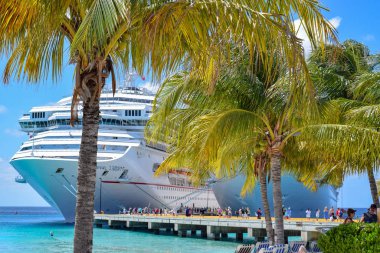 Grand Turk, Turks ve Caicos Adaları - 03 Nisan 2014: Carnival Cruise geminin yan yana Grand Turk Cruise merkezinde. Yolcu gemiye binin ve Cruise merkezi plaj, iskele kullanarak karaya.